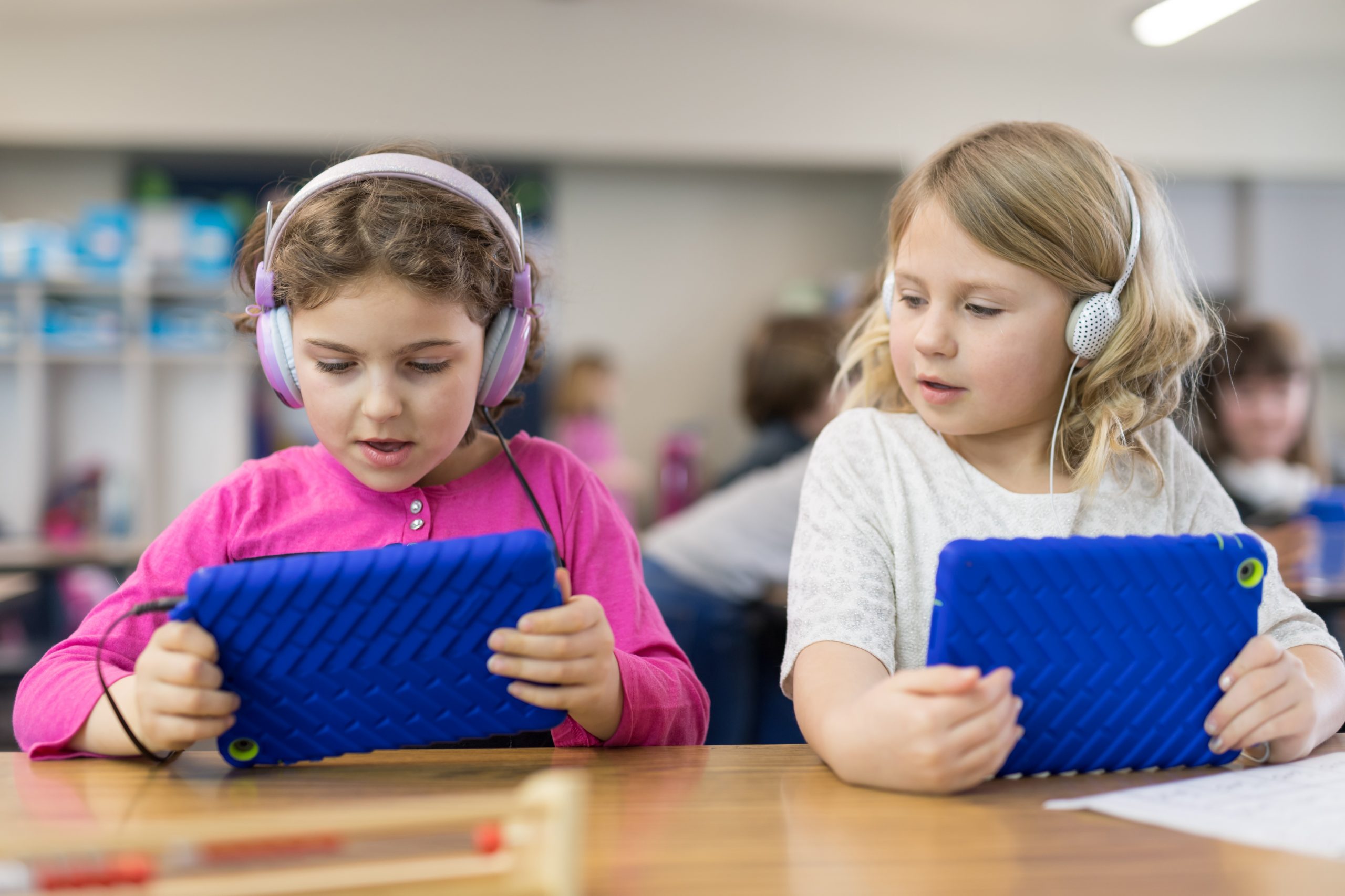 Live Phonics Classes vs Pre-Recorded Lessons: Which is better & why?